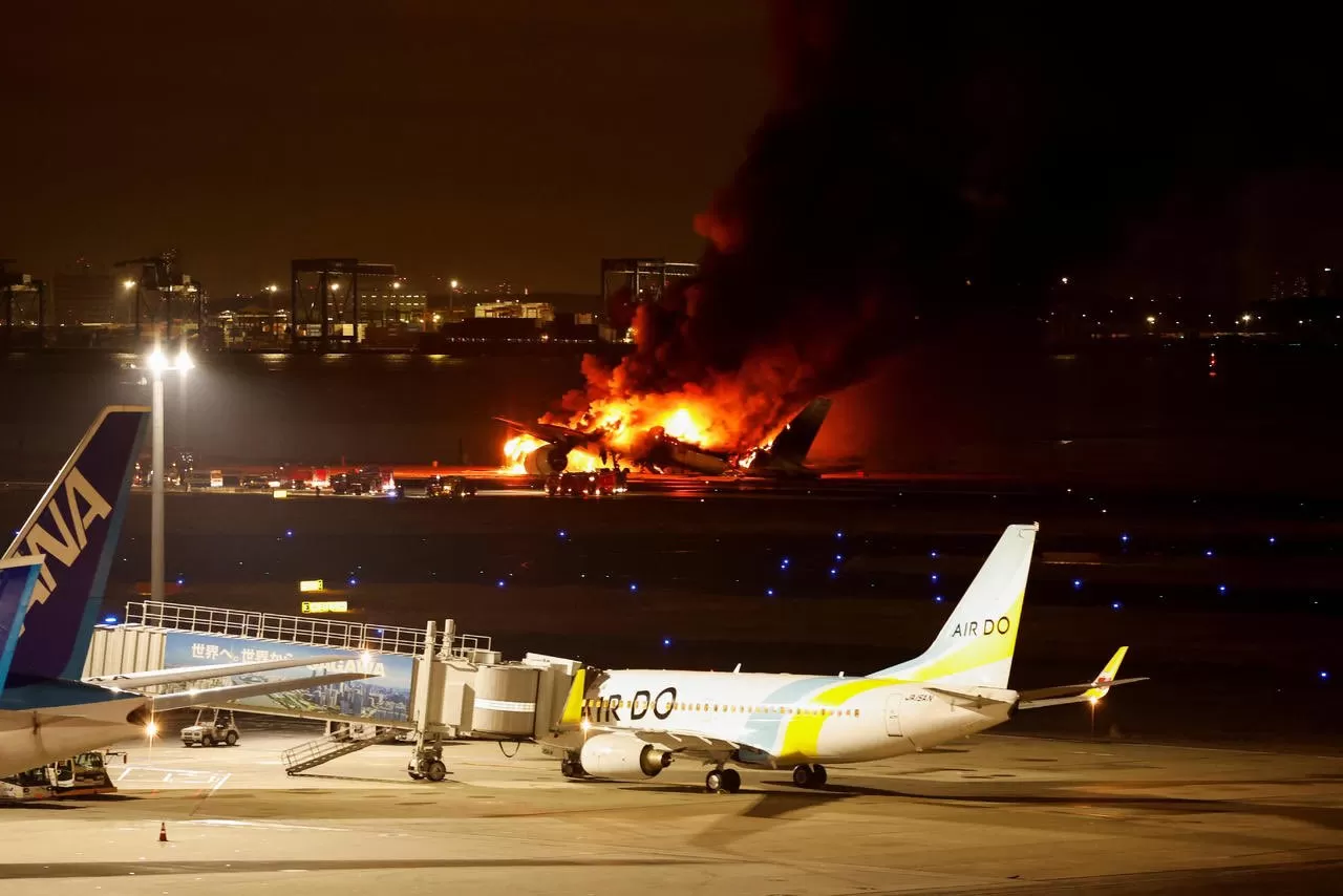 Pesawat Japan Airlines Terbakara, Diduga Terjadi Usai Tabrakan Dengan Pesawat Lain
