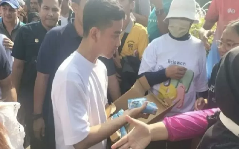 Kontroversi Gibran Rakabuming Raka Bagi-bagi Susu di CFD Jakarta