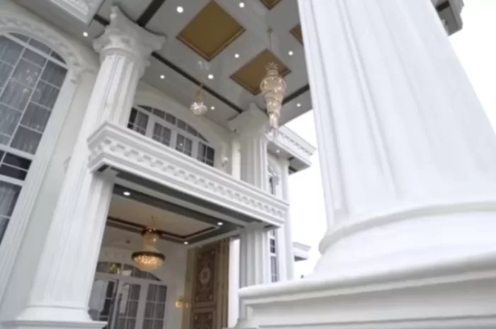 Super Megah dan Mewah! Pilar Rumah Milik Mami Sultan Paling Besar se-Palembang, Harga Satuannya Rp100 Juta, Mahkotanya Buat Sendiri