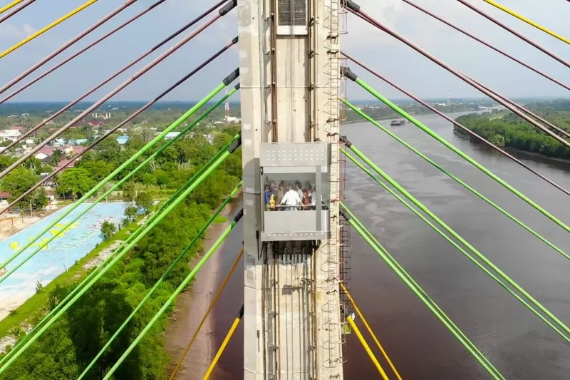 Beginilah daya tarik Lift Menara Jembatan Siak sehingga jadi primadona wisatawan, sudah mencoba ?