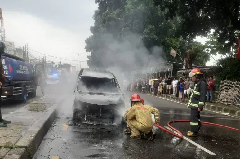 Begini Kronologi Mobil Terbakar di Jalan Gatot Subroto Jakarta Pusat, Ketiga Penumpang Wanita Selamat