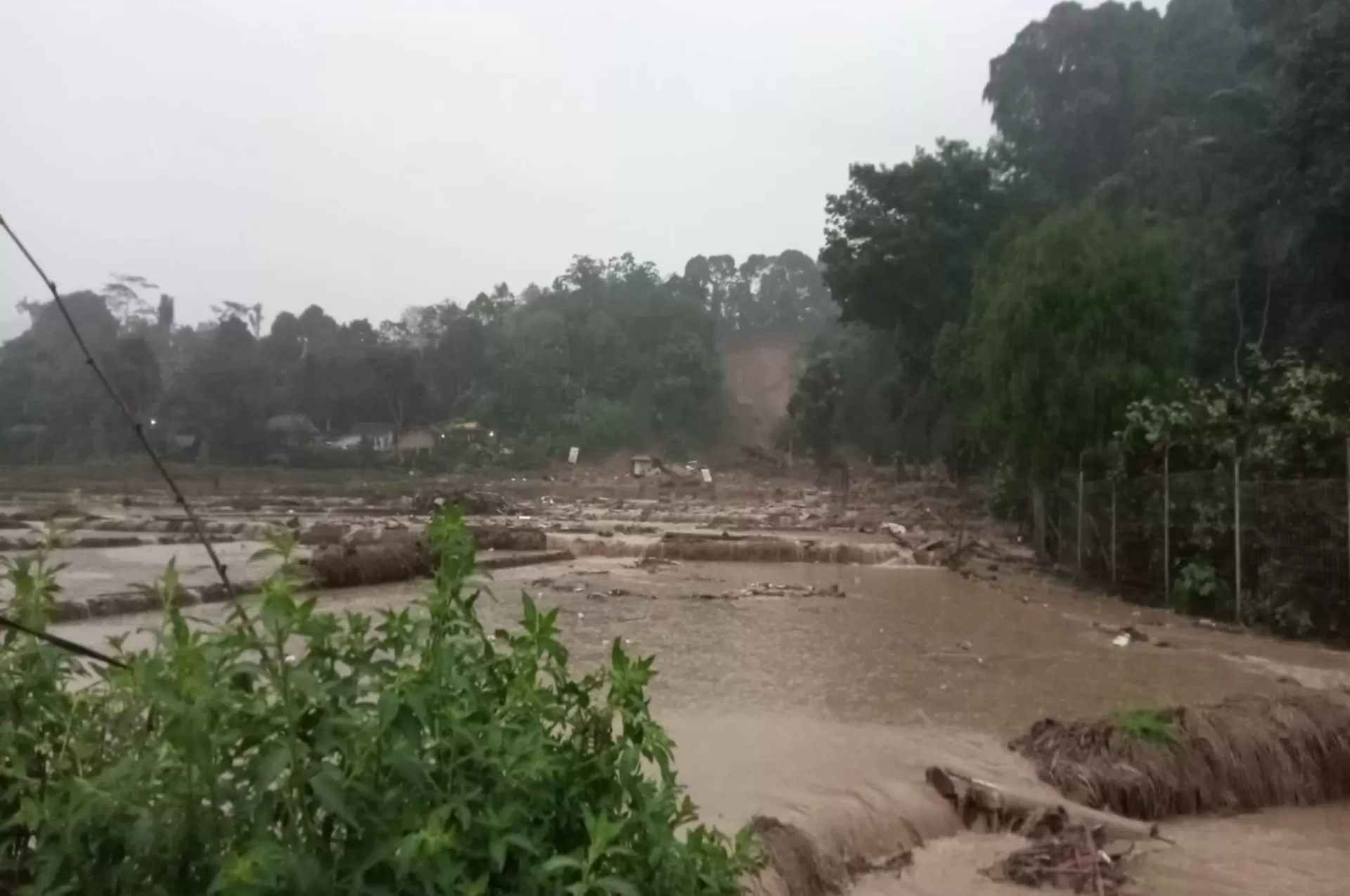 SUBANG BERDUKA, Bencana Longsor Terjang Obyek Wisata Mata Air Cipondok, Sejumlah Warga Dikabarkan Hilang