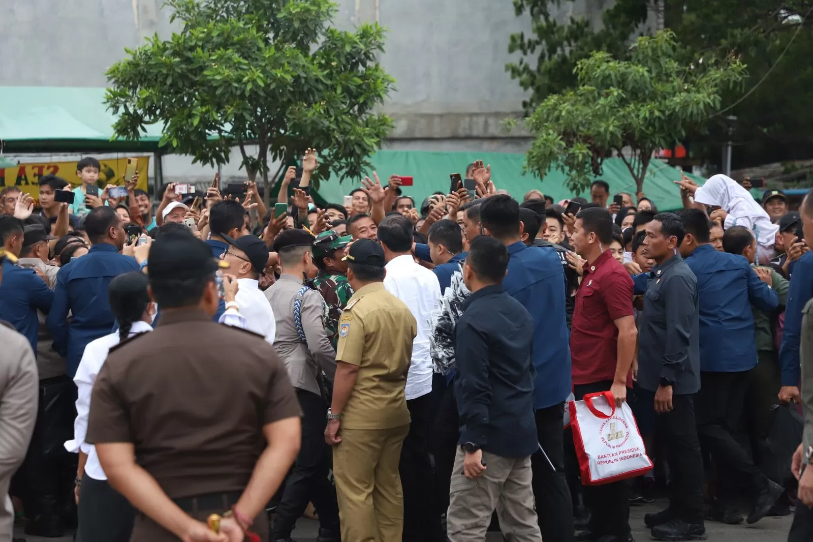 Jokowi Bagikan Sembako dan Kaos di Tangerang