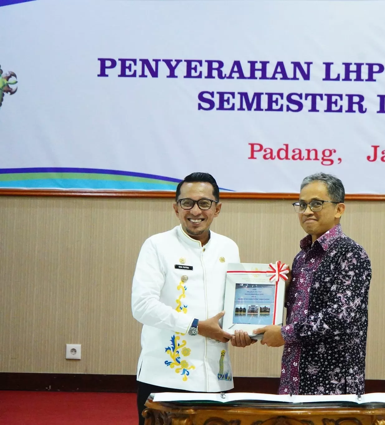 Bupati Eka Putra Terima LHP PDTT Kepatuhan Belanja Daerah Kabupaten Tanah Datar 2023 dari BPK RI