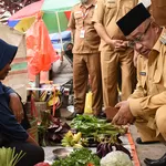 Walikota Tidore Kepulauan Lakukan Sidak, Cek Harga Sembako dan Interaksi dengan Pedagang