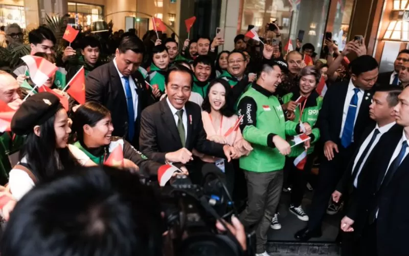 Viral! Jokowi Ikut Joget Goyang ‘Gacor’ Bersama Ojol WNI di Vietnam, Netizen: Lucu Banget