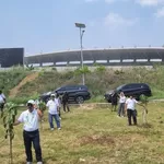 PT LIB dan Pegadaian Tanam Ratusan Pohon di Stadion Gelora Joko Samudro Gresik
