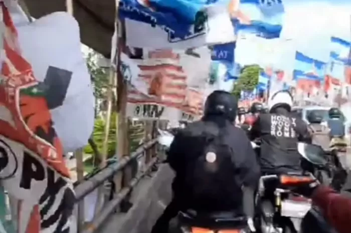 Viral! Pengendara Keluhkan Bendera Parpol Halangi Jalan, Netizen: Jelas Mengganggu