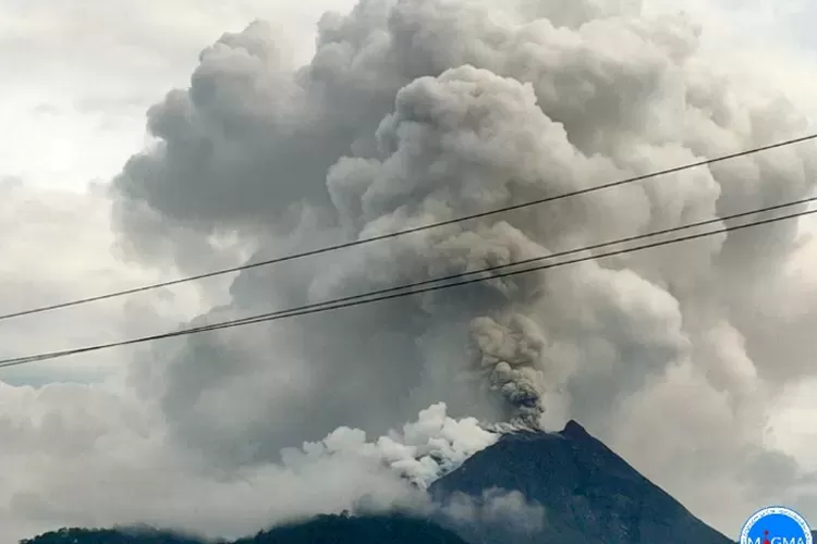 Gunung Lewotobi Laki-laki Semburkan Abu Vulkanik Setinggi 2300 Meter