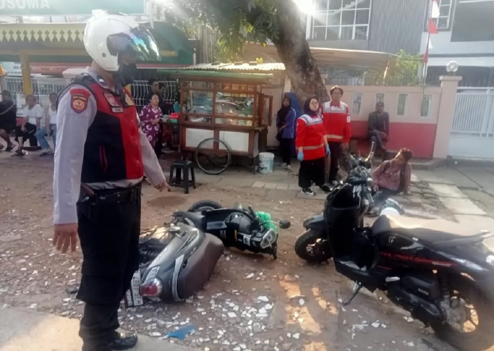 Diduga Akibat Bendera Parpol Jatuh, Pemotor Kecelakaan di Flyover Kuningan, Korban Luka-luka