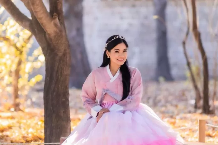 Pesona Titi Kamal dalam Hanbok Pink: Memepsona dalam Elegansi Tradisional Korea