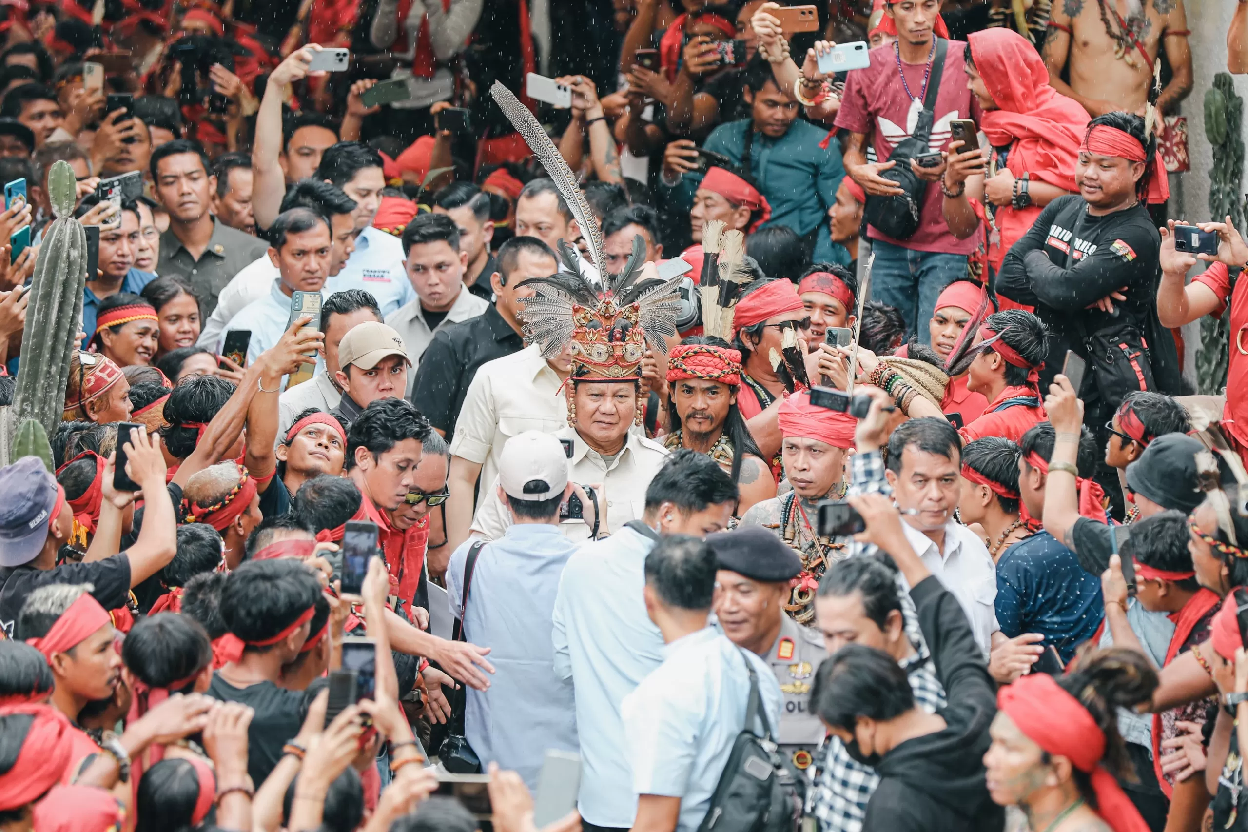 Prabowo disambut ribuan warga Dayak dan Panglima Jilah Pasukan Merah TBBR di Pontianak