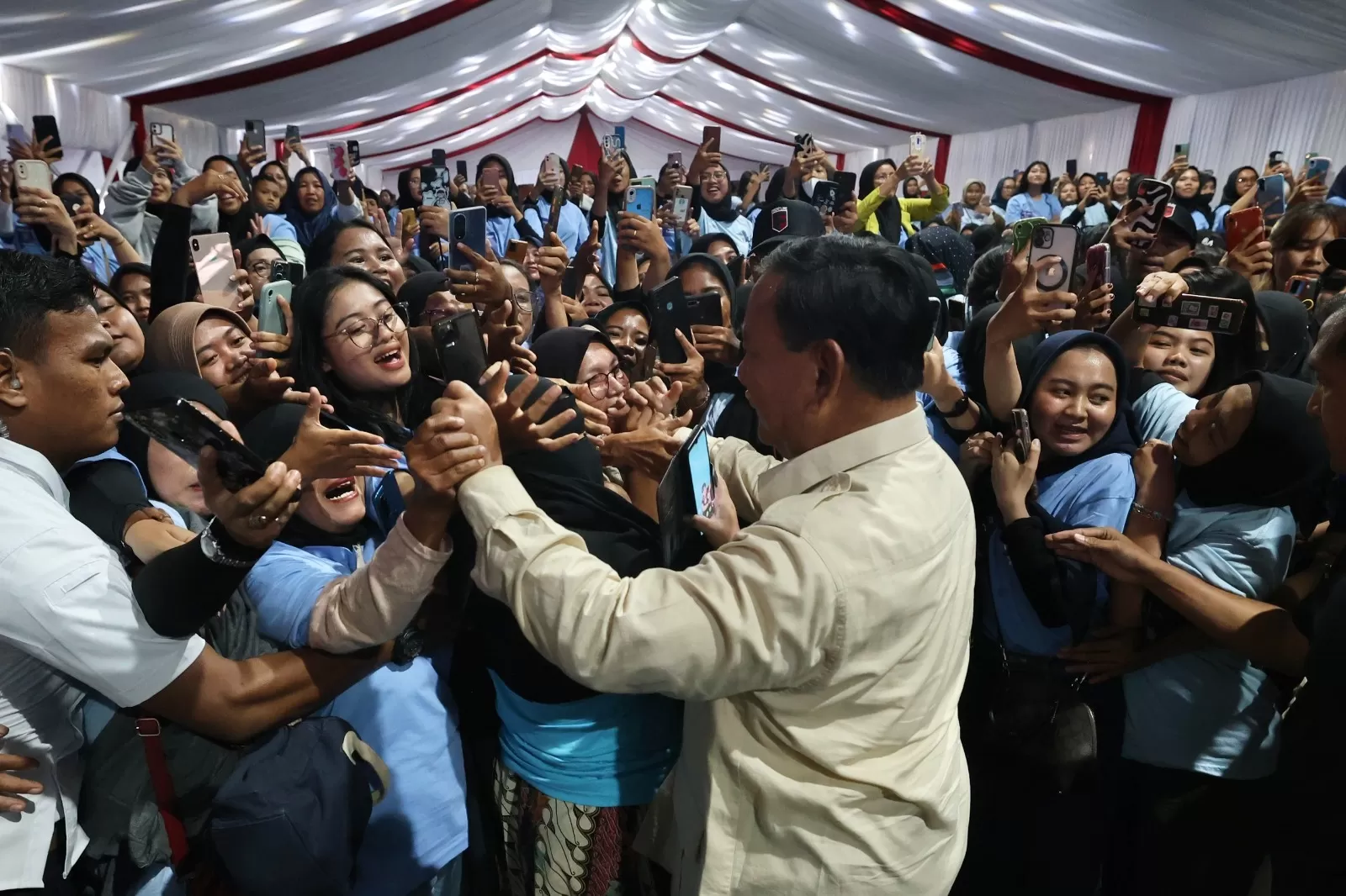 Momen Penuh Haru, Prabowo Subianto Peluk dan Beri Bantuan Bebek Petelur untuk Pengusaha Telur Asin Asal Subang