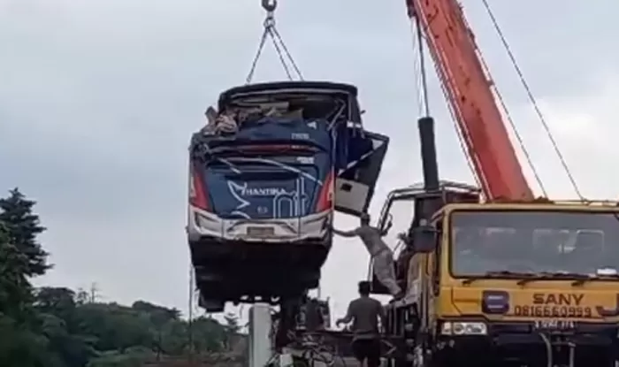 Tragis! Bus Santika Terjun Bebas ke Jurang di Jalan Tol Trans Jawa, 2 Orang Tewas dan 21 Luka-Luka