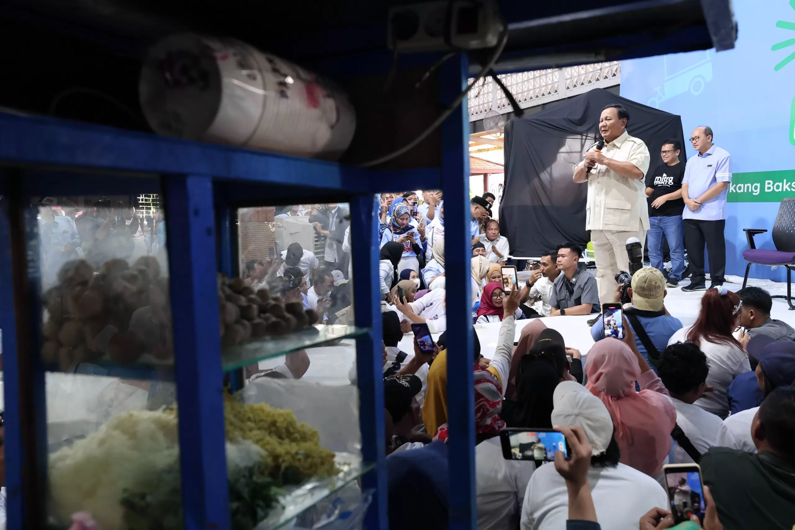 Prabowo Sapa Ratusan Pedagang Bakso di Bekasi: Saya Hormat atas Kerja Keras Anda
