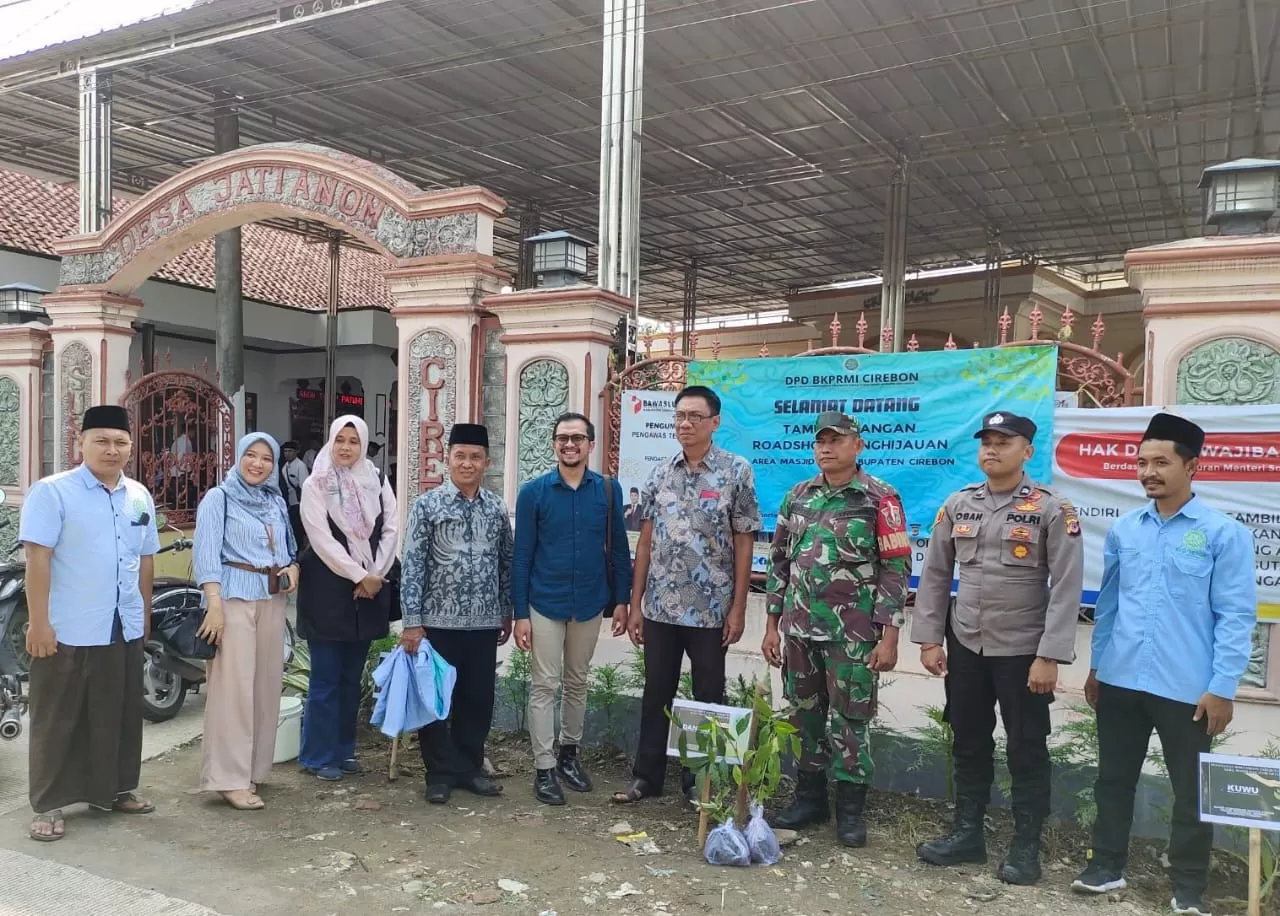 Kuwu Desa Jati Anom, BKPRMI Kabupaten Cirebon & BSI KC Cirebon Lakukan Penanaman 15O Pohon Di Area Masjid Jami