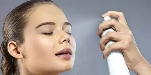 Menguasai Seni Penggunaan Setting Spray: Tips dan Trik agar Makeup Tetap Terkunci dengan Sempurna