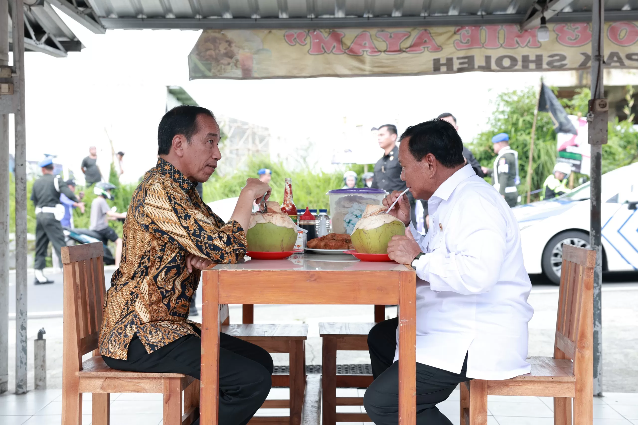 Presiden Jokowi dan Prabowo Subianto Makan Bakso Bandongan, Sang Menhan Beri Pujian Ini