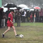 Seru-seruan ala Presiden Jokowi, Main Bola Hujan-hujanan