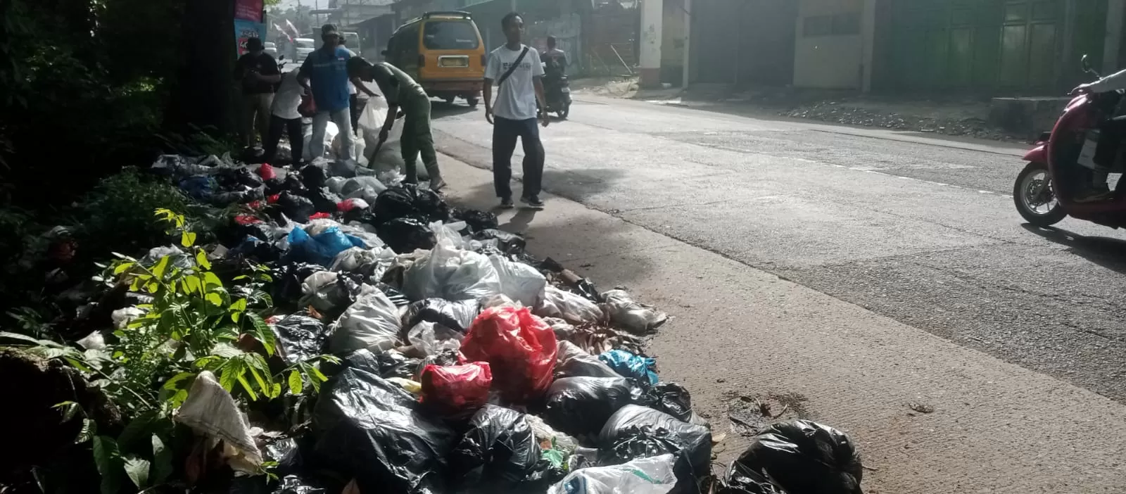 Kepala Desa Cipatat Kesal Saat Bersih-bersih Sampah di Jalan Nasional