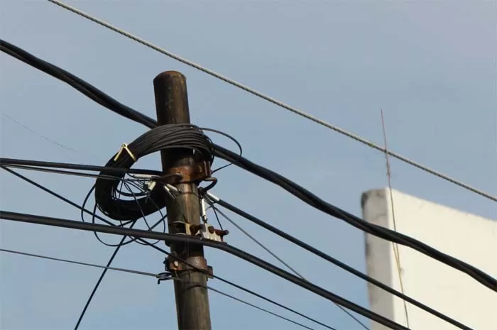 Gandeng Kominfo, Telkom Bakal Tertibkan Kabel Liar yang Terpasang di Tiang Mereka Secara Ilegal