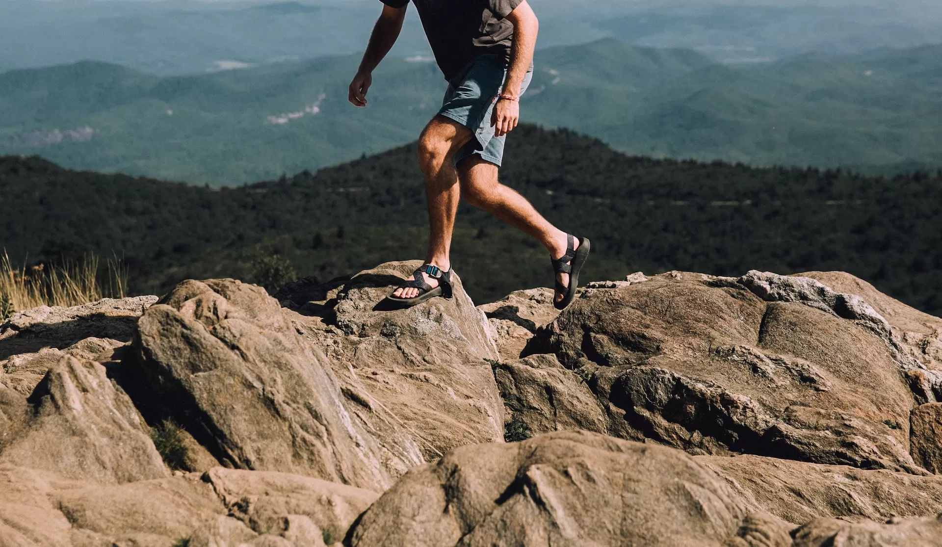 5 Tips Memilih Sandal Gunung Terbaik untuk Hiking