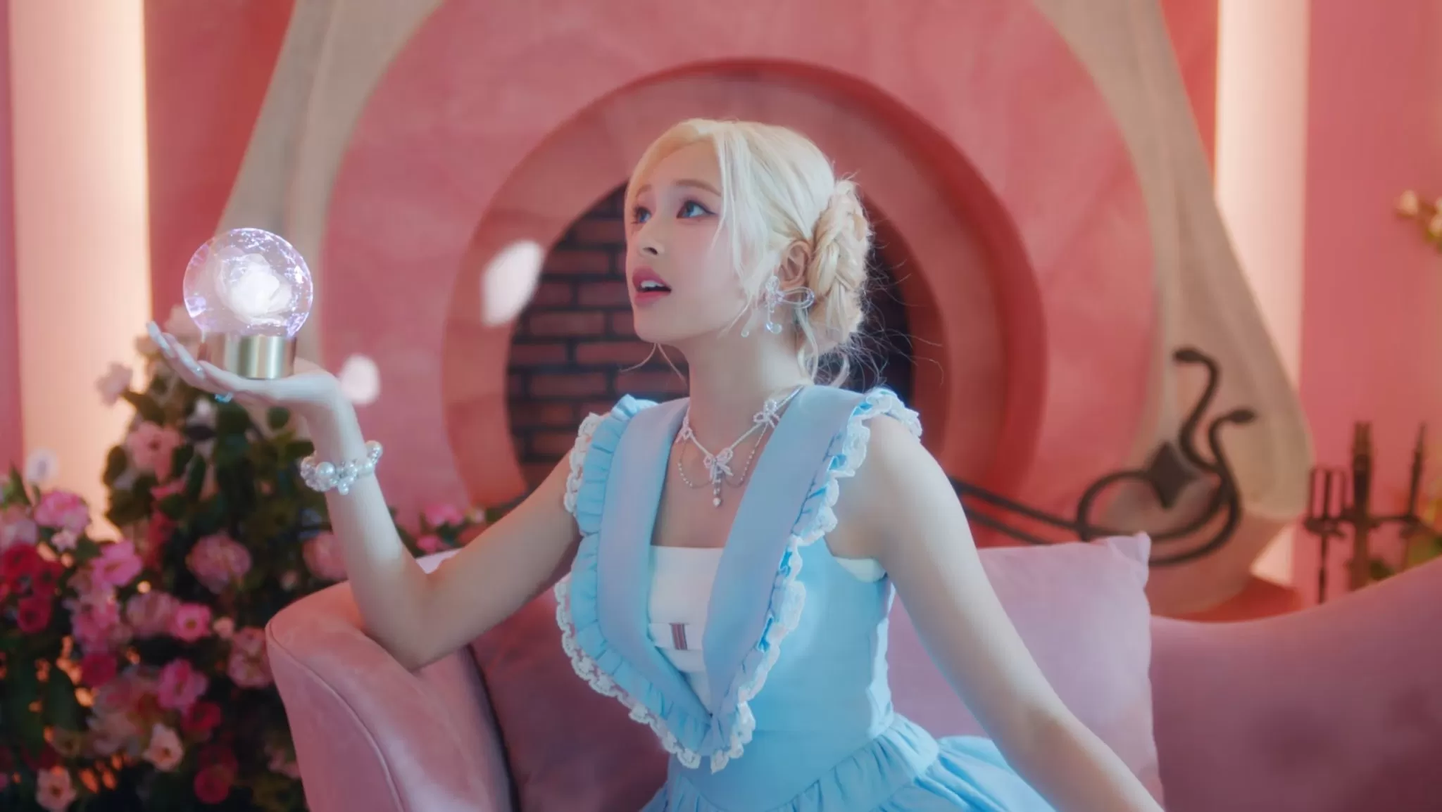 Bernuansa Dongeng, BABYMONSTER Resmi Rilis MV untuk Single 'Stuck In The Middle'
