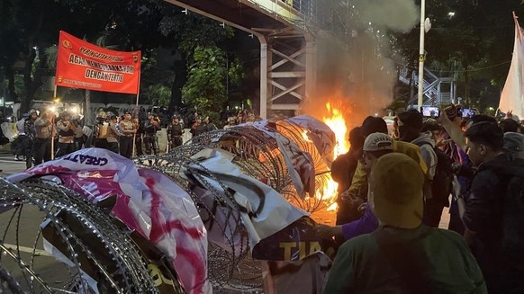 Demo di Patung Kuda Ricuh, Massa BEM SI Bentrok dengan Polisi